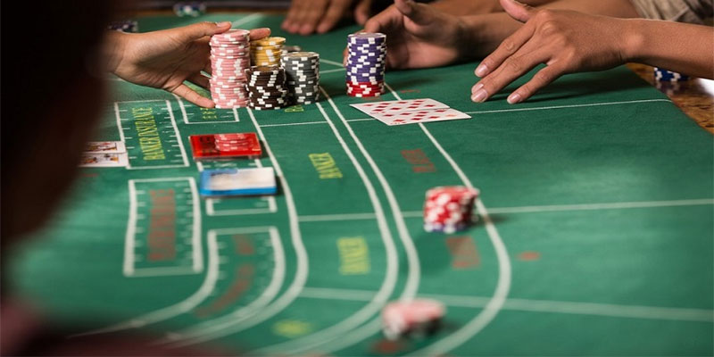 Luật chơi và luật kéo bài Baccarat tương tự như cách chơi bài cào tại Việt Nam